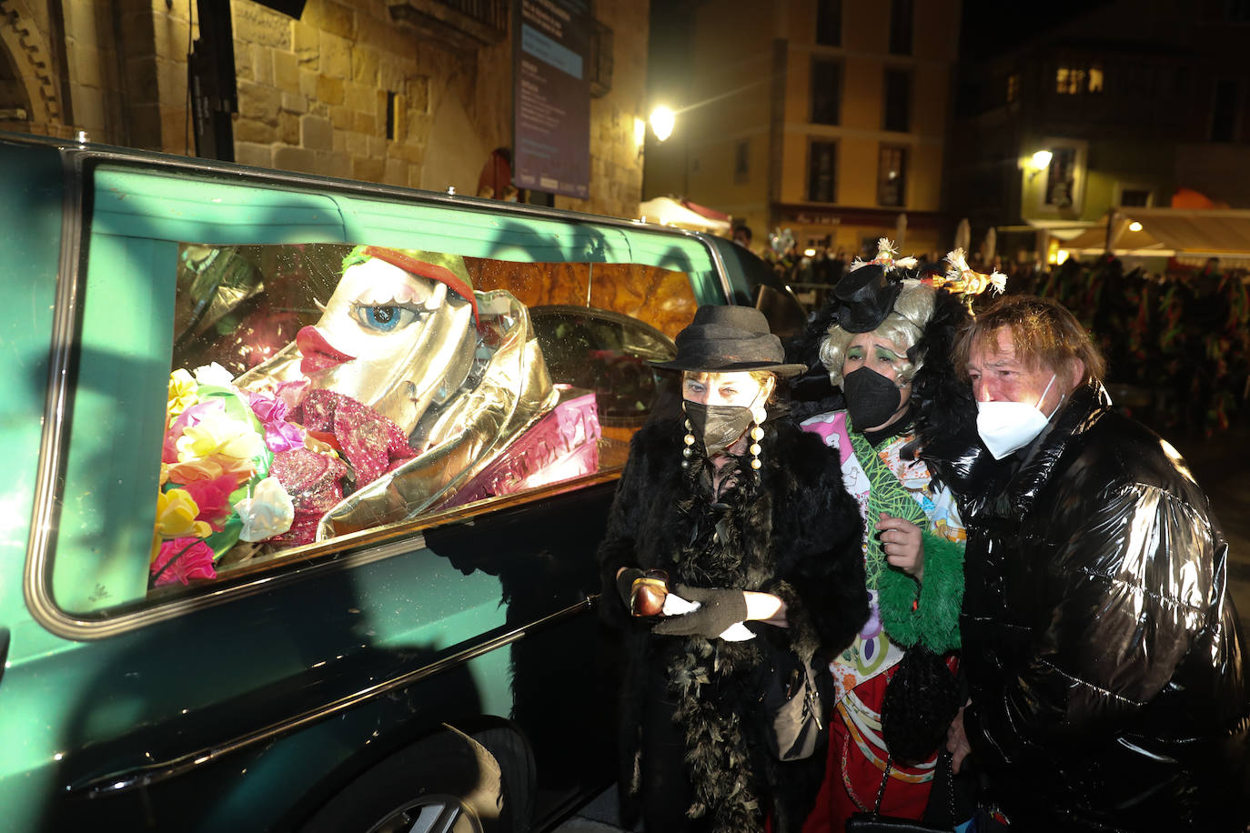 «Hasta el cielo llora su pérdida». Lo dijo su inseparable Conchi en la despedida al auténtico icono del Antroxu gijonés. Con su muerte y su entierro se ponía punto y final a cinco intensos días festivos donde las calles de Gijón se llenaron de carnaval. Porque había ganas tras un año de parón pandémico. Y ya quedan ganas para empezar a preparar el Antroxu 2023.