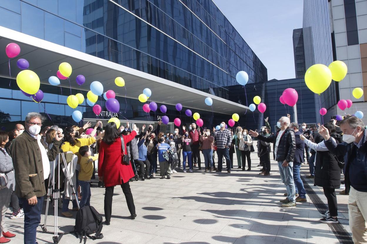 Sanitarios, asociaciones y representantes de la Administración lanzan globos en el HUCA para visibilizar las enfermedades raras . 