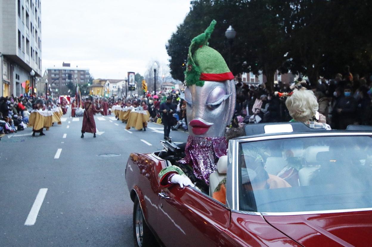 'Sardi', durante el desfile, a bordo de su descapotable. 