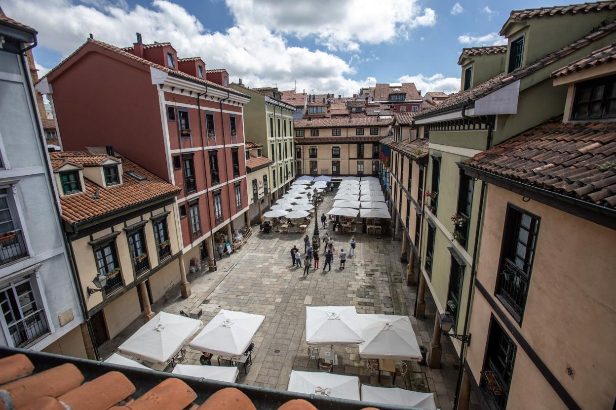 Una vista de la plaza del Fontán, en el corazón del Oviedo Antiguo, durante la temporada de terrazas ampliadas. 