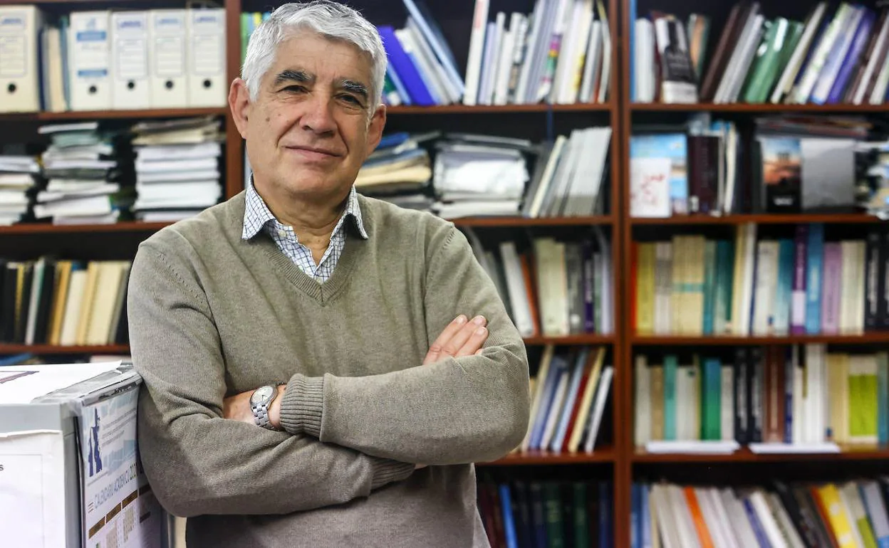 Mario Díaz, en su despacho de la Facultad de Química de la Universidad de Oviedo. 