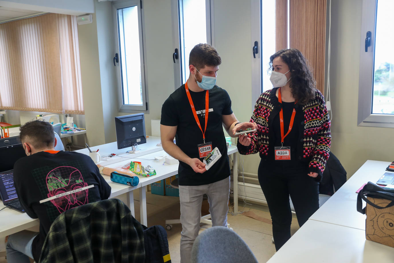 La cátedra MediaLab ha celebrado una jornada de puertas abiertas para presentar sus sensores de CO2 que avisa y monitoriza la calidad del aire, realizados por alumnos de futuros ingenieros. 