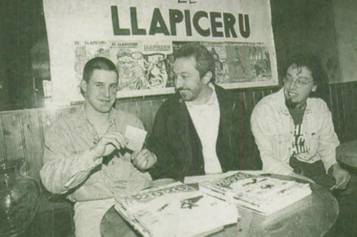 Lluis Antón González, en el centro, con los dos galardonados.