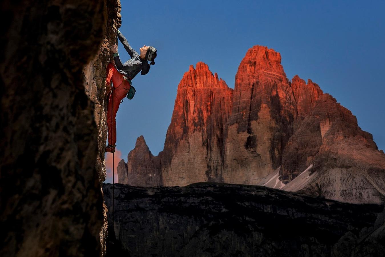 El italiano Marco Gaiotti se ha hecho con el premio absoluto del Memorial María Luisa de Fotografía y Vídeo, con 'The big fire', instantánea que además se llevó la victoria en la categoría de Biodiversidad. El jurado, tras valorar las 16.000 fotografías remitidas por los 1.762 fotógrafos de 88 países inscritos, quiso reconocer también a Blake Randall (Paisaje de Montaña), José Manuel Pérez (Alpinismo y deportes de invierno), Piotr Deska (Escalada), Colin Wiseman (Aventura y deportes extremos), Alexandres Hec (Hombre en montaña-naturaleza), Matt Engelmann (Mundo animal), Roberto Marchegiani (M. Aves); Agorastos Papatsanis (M. Vegetal), Susan Meldonian (M. sumergido), Eduardo Marcos Quevedo (Paisajes Naturales); Tom Shlesinger (Foto creativa), Uwe Hasubek (Foto macro) y Juan de Tury (Viajes y gentes). En la imagen, 'Zinnenblick' de Piore Deska (Polonia). Ganador de Escalada.