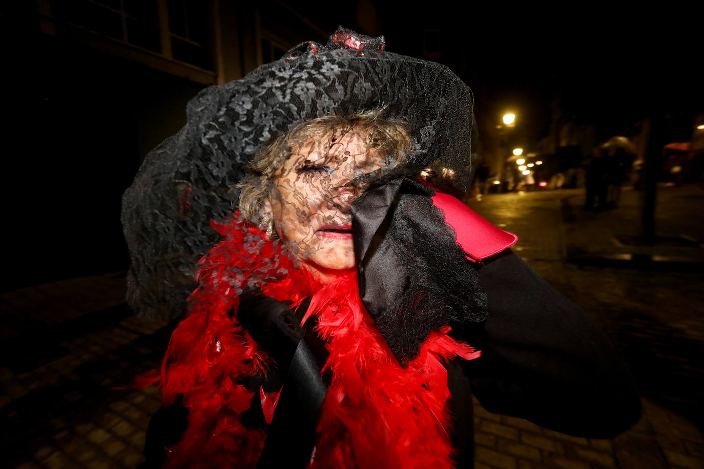 Un séquito de antroxos y plañideras procedió a finiquitar el Carnaval avilesino con el tradicional entierro y quema de la sardina.