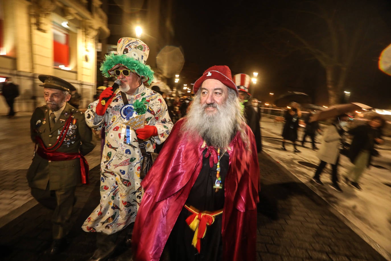 Un séquito de antroxos y plañideras procedió a finiquitar el Carnaval avilesino con el tradicional entierro y quema de la sardina.