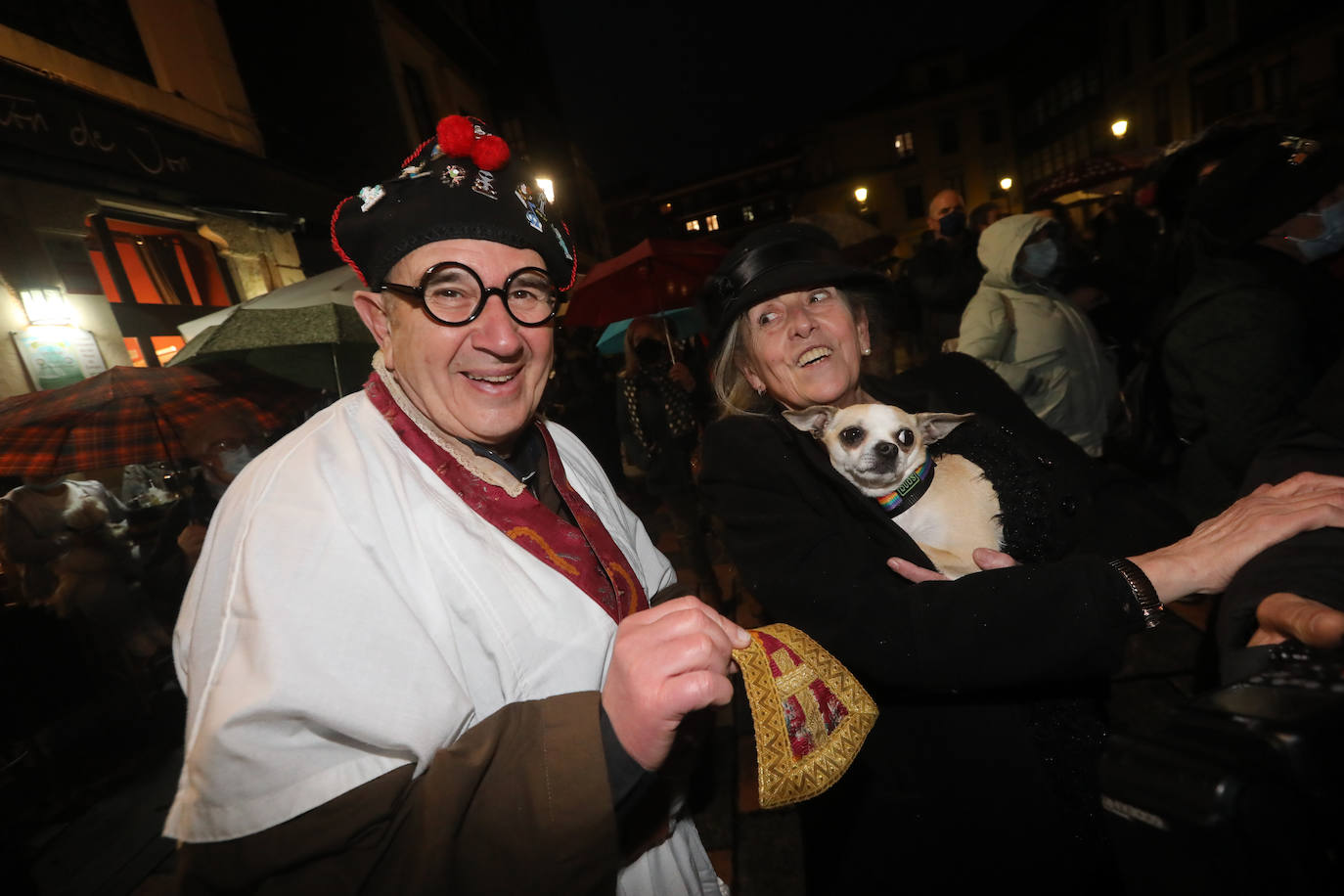 Un séquito de antroxos y plañideras procedió a finiquitar el Carnaval avilesino con el tradicional entierro y quema de la sardina.