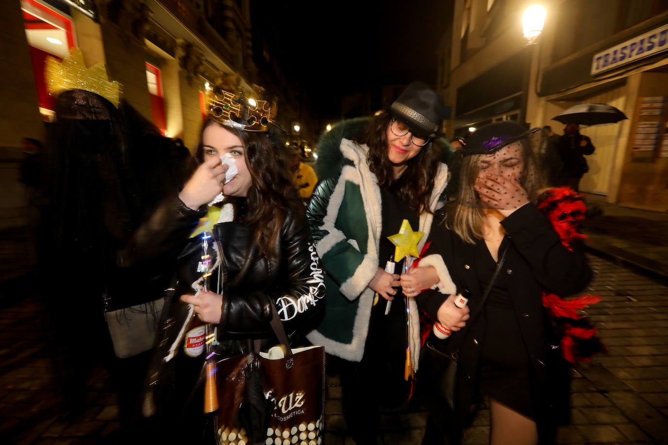 Un séquito de antroxos y plañideras procedió a finiquitar el Carnaval avilesino con el tradicional entierro y quema de la sardina.