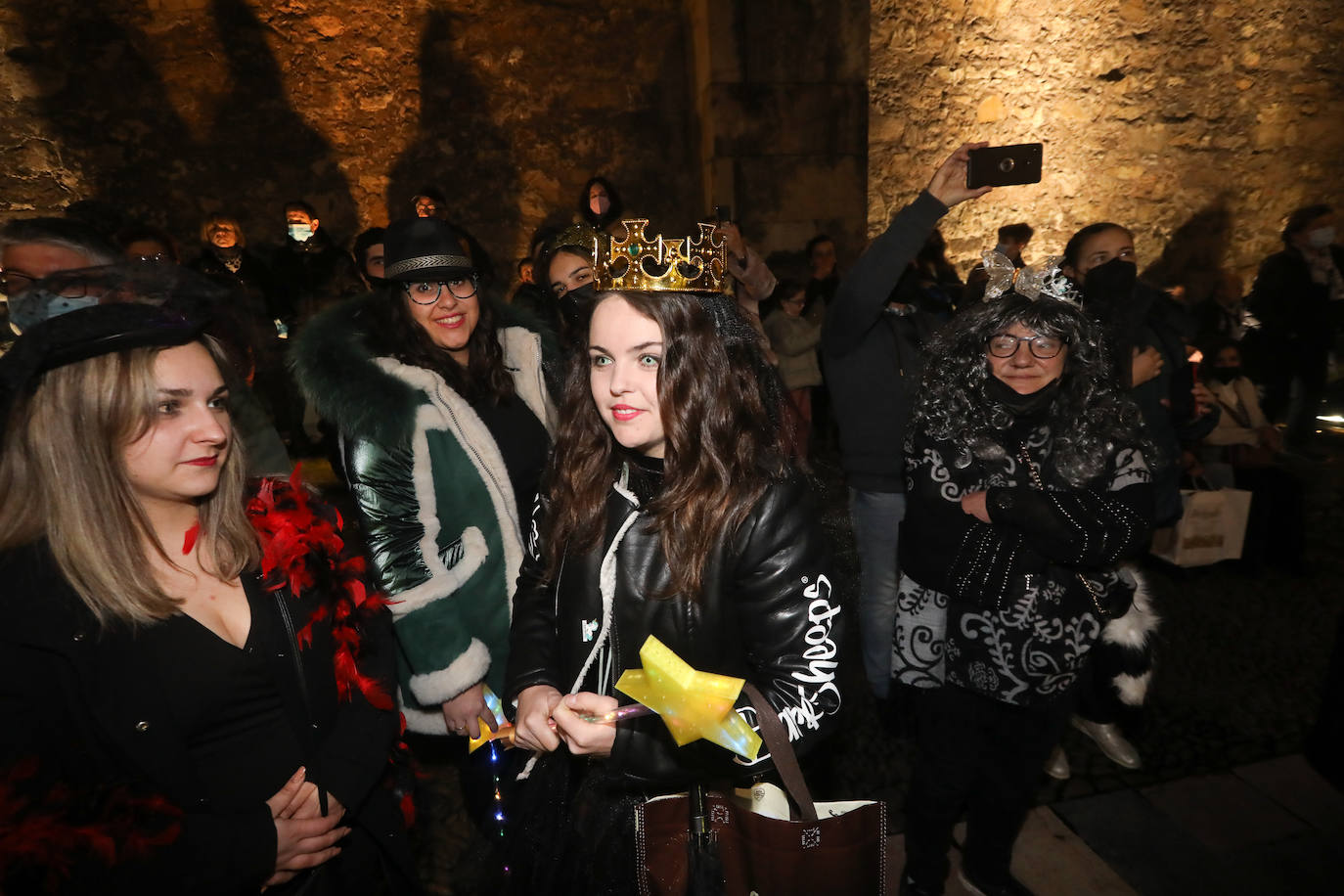 Un séquito de antroxos y plañideras procedió a finiquitar el Carnaval avilesino con el tradicional entierro y quema de la sardina.
