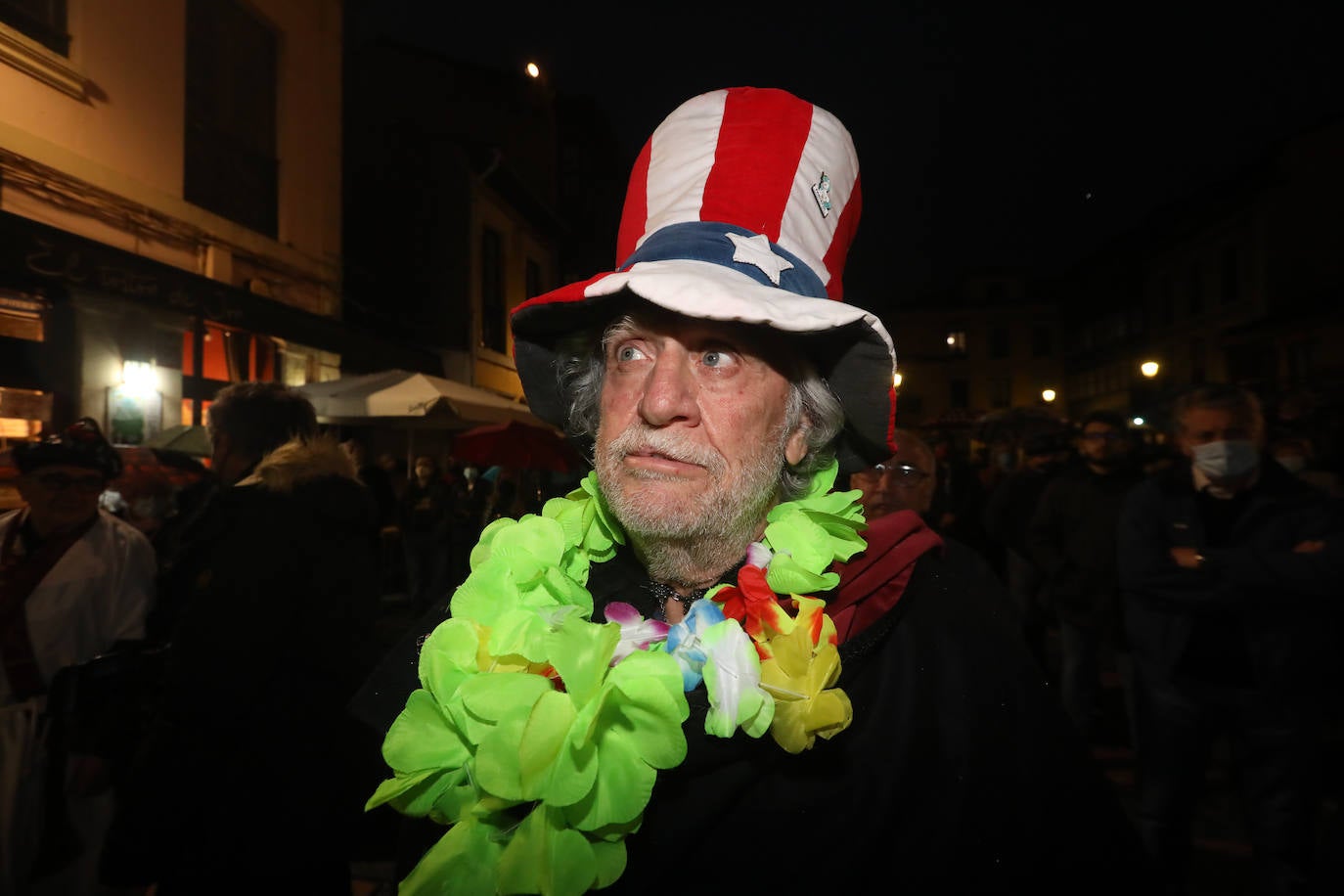 Un séquito de antroxos y plañideras procedió a finiquitar el Carnaval avilesino con el tradicional entierro y quema de la sardina.