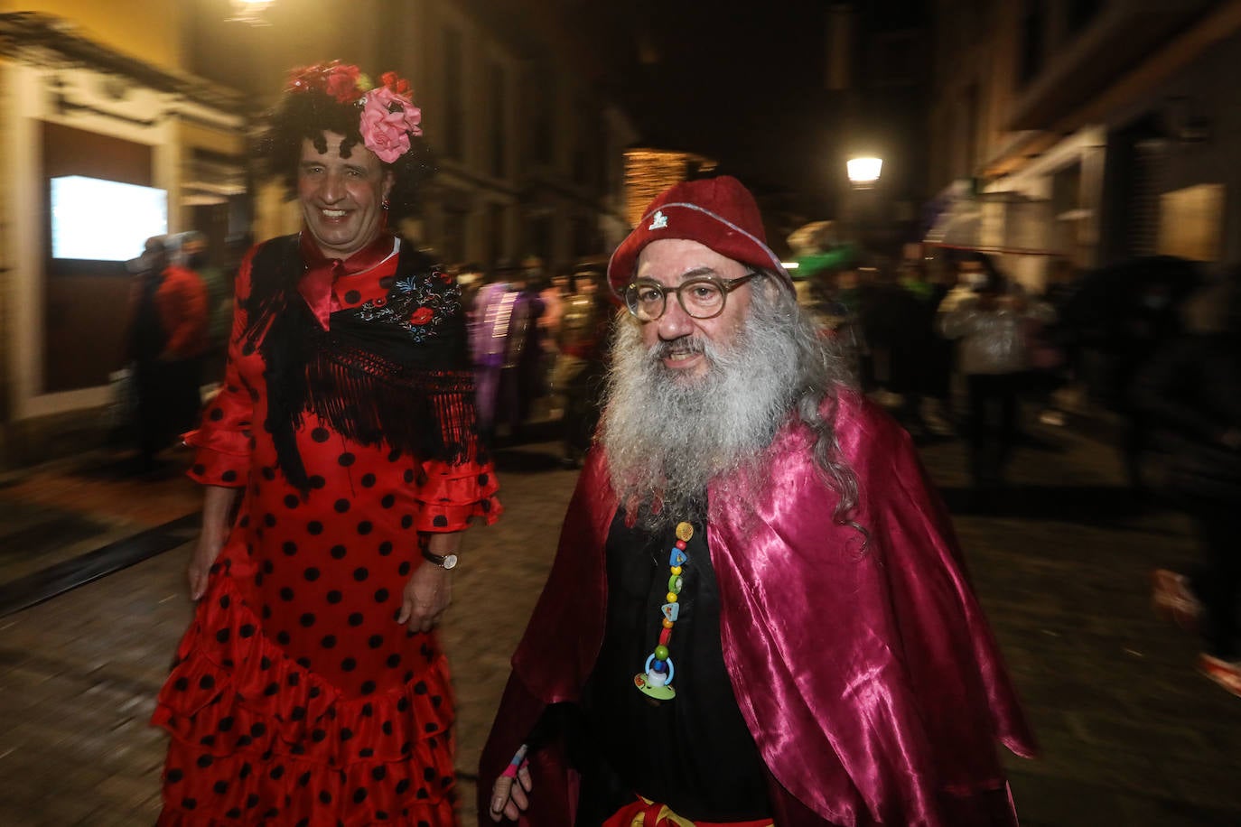 Un séquito de antroxos y plañideras procedió a finiquitar el Carnaval avilesino con el tradicional entierro y quema de la sardina.