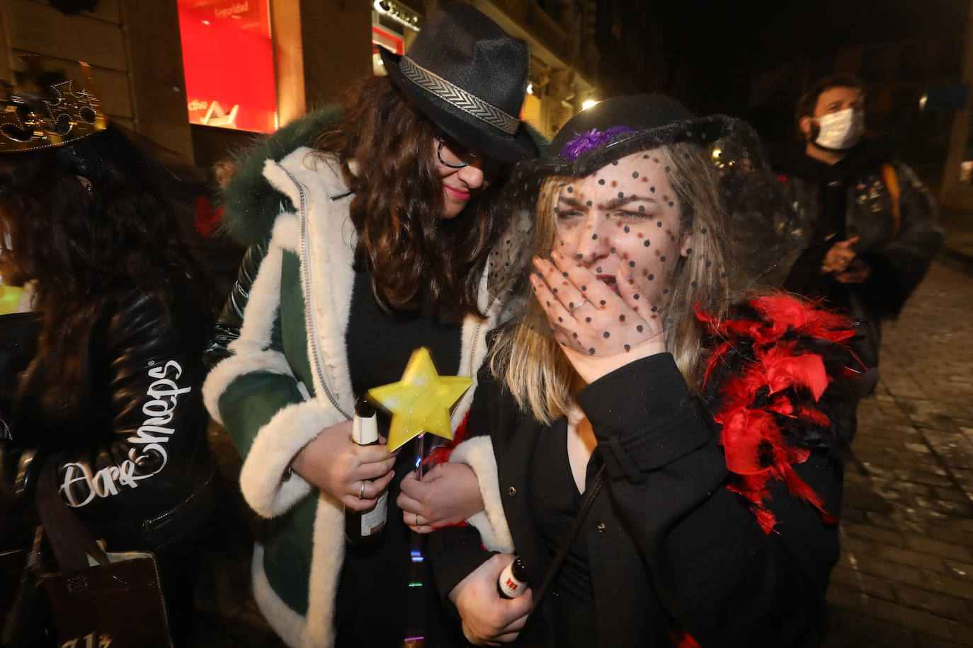 Un séquito de antroxos y plañideras procedió a finiquitar el Carnaval avilesino con el tradicional entierro y quema de la sardina.