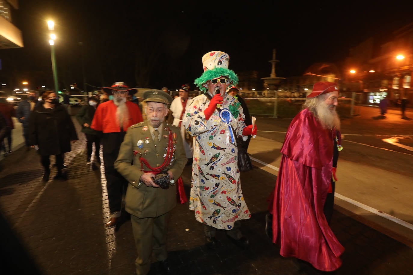 Un séquito de antroxos y plañideras procedió a finiquitar el Carnaval avilesino con el tradicional entierro y quema de la sardina.