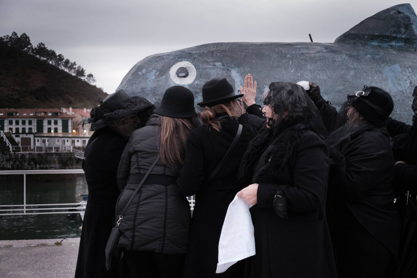 Los vecinos de Candás dieron su último adiós a la sardina con un cortejo fúnebre, música y hasta fuegos artificiales