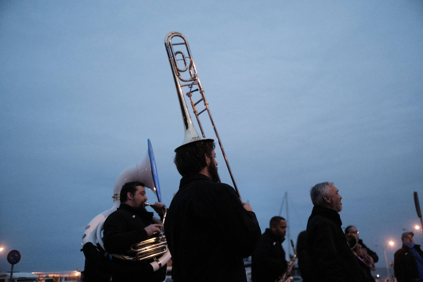 Los vecinos de Candás dieron su último adiós a la sardina con un cortejo fúnebre, música y hasta fuegos artificiales