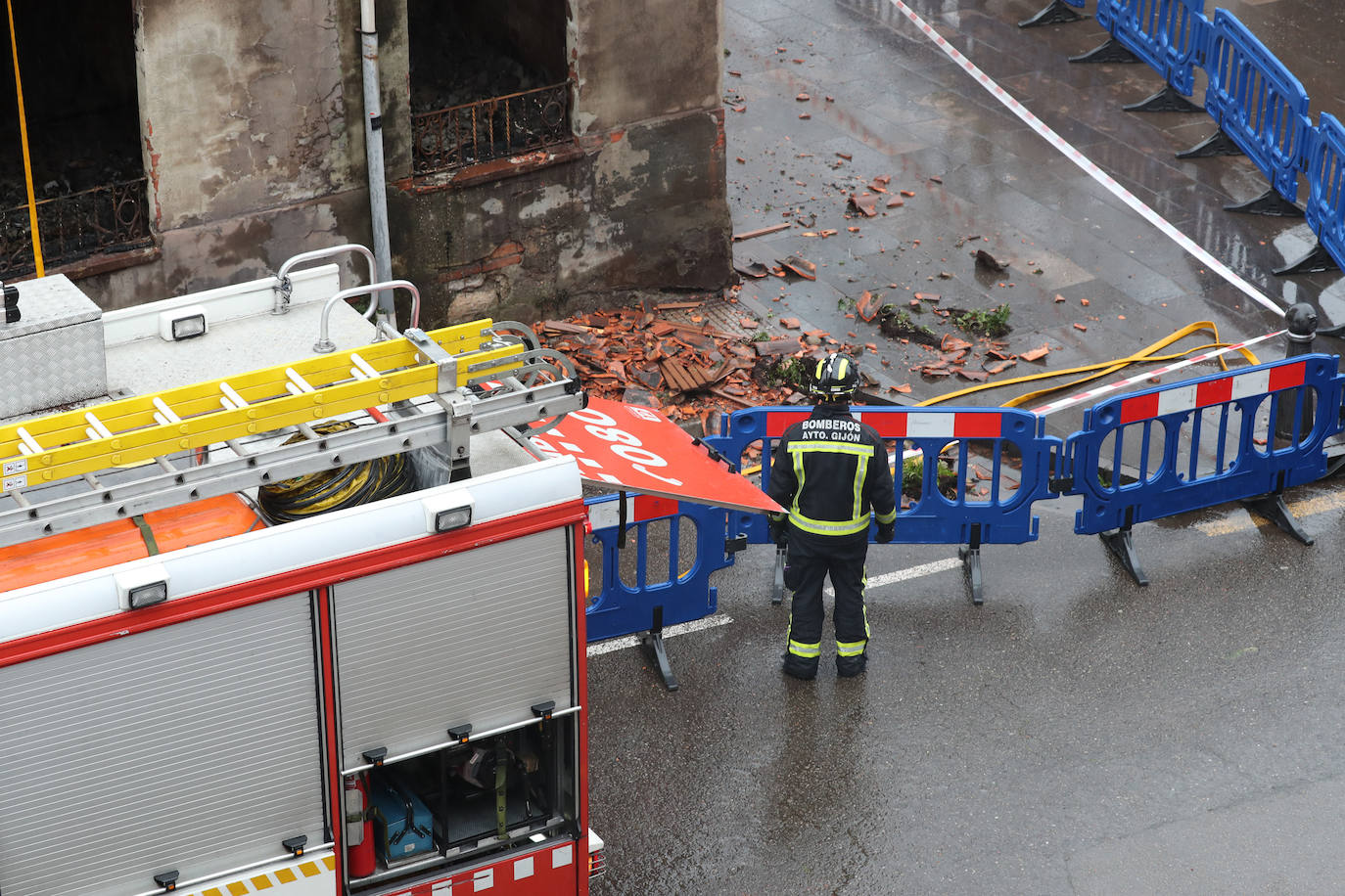 Casi tres horas necesitarion los bomberos de Gijón para sofocar un indencio que se detectó a las tres de la madrugada en un inmueble abandonado del barrio de Jove