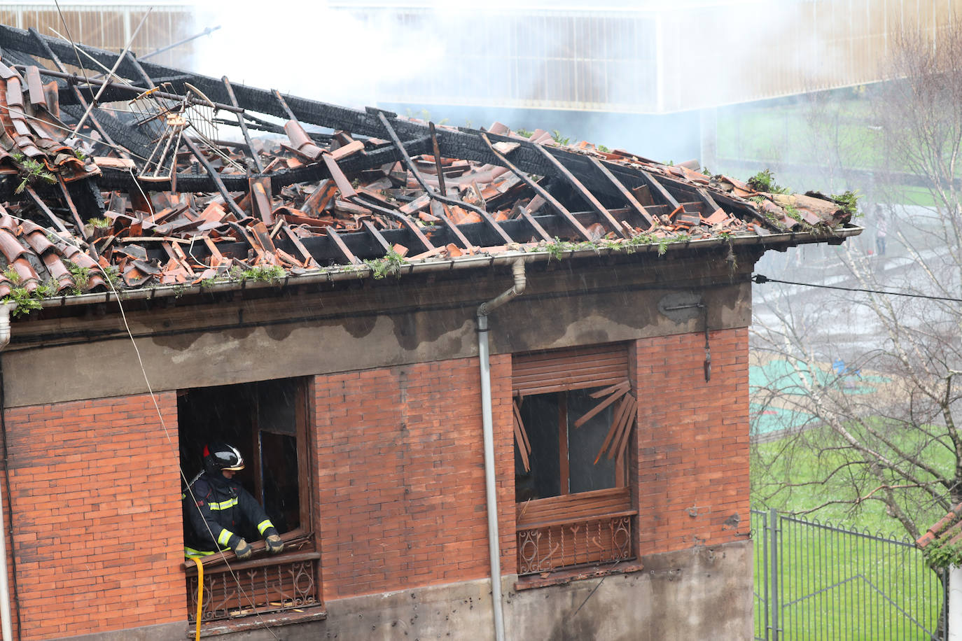 Casi tres horas necesitarion los bomberos de Gijón para sofocar un indencio que se detectó a las tres de la madrugada en un inmueble abandonado del barrio de Jove