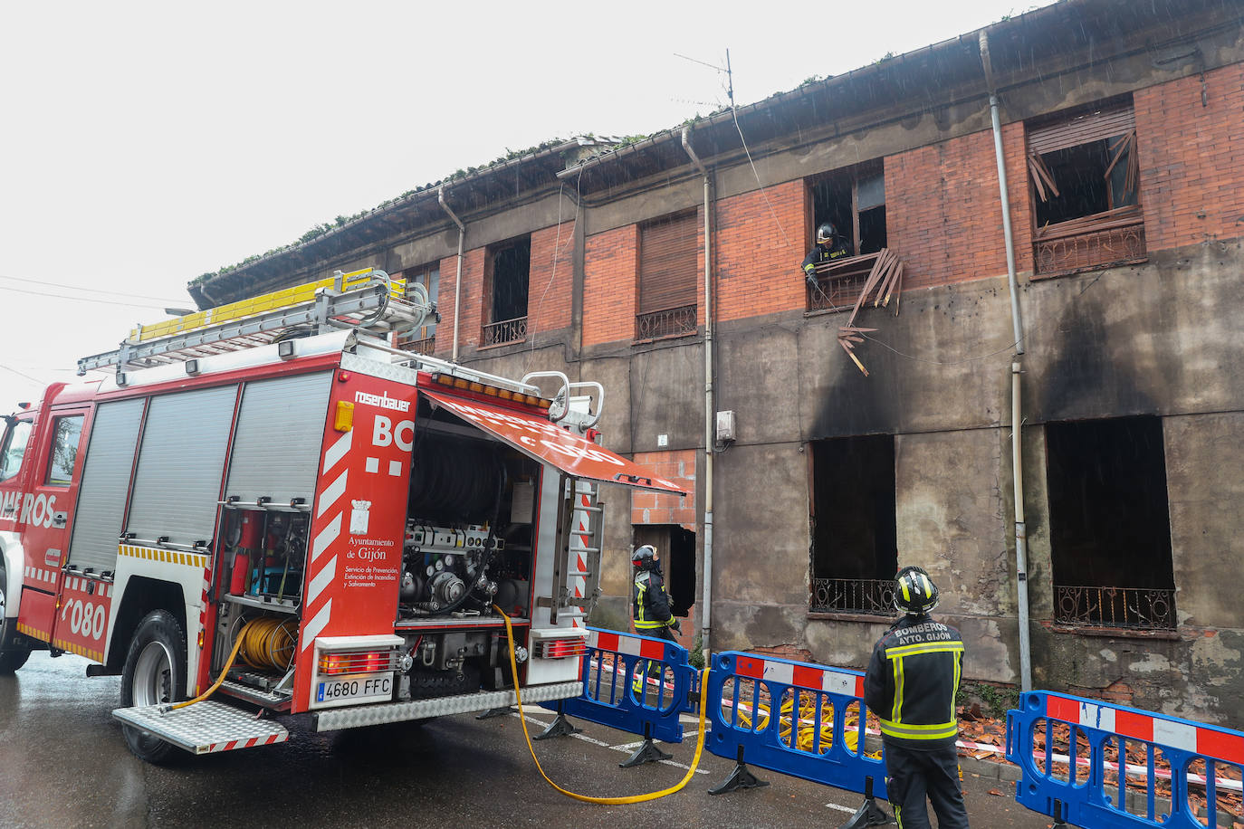 Casi tres horas necesitarion los bomberos de Gijón para sofocar un indencio que se detectó a las tres de la madrugada en un inmueble abandonado del barrio de Jove