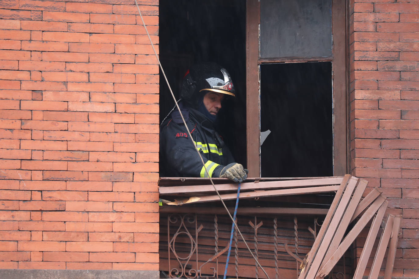 Casi tres horas necesitarion los bomberos de Gijón para sofocar un indencio que se detectó a las tres de la madrugada en un inmueble abandonado del barrio de Jove