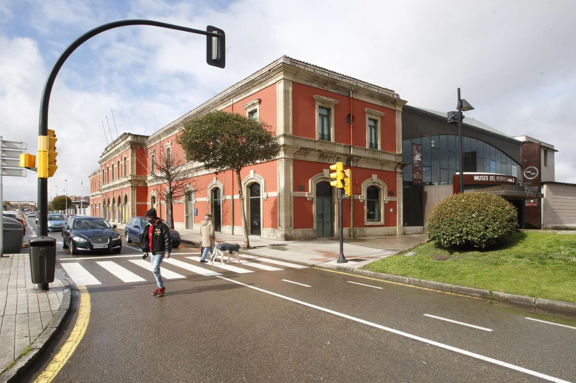 Estación del Norte. Edificio principal del Museo del Ferrocarril, que data de 1874 y que ha vuelto a recuperar su tonalidad original en la fachada. 