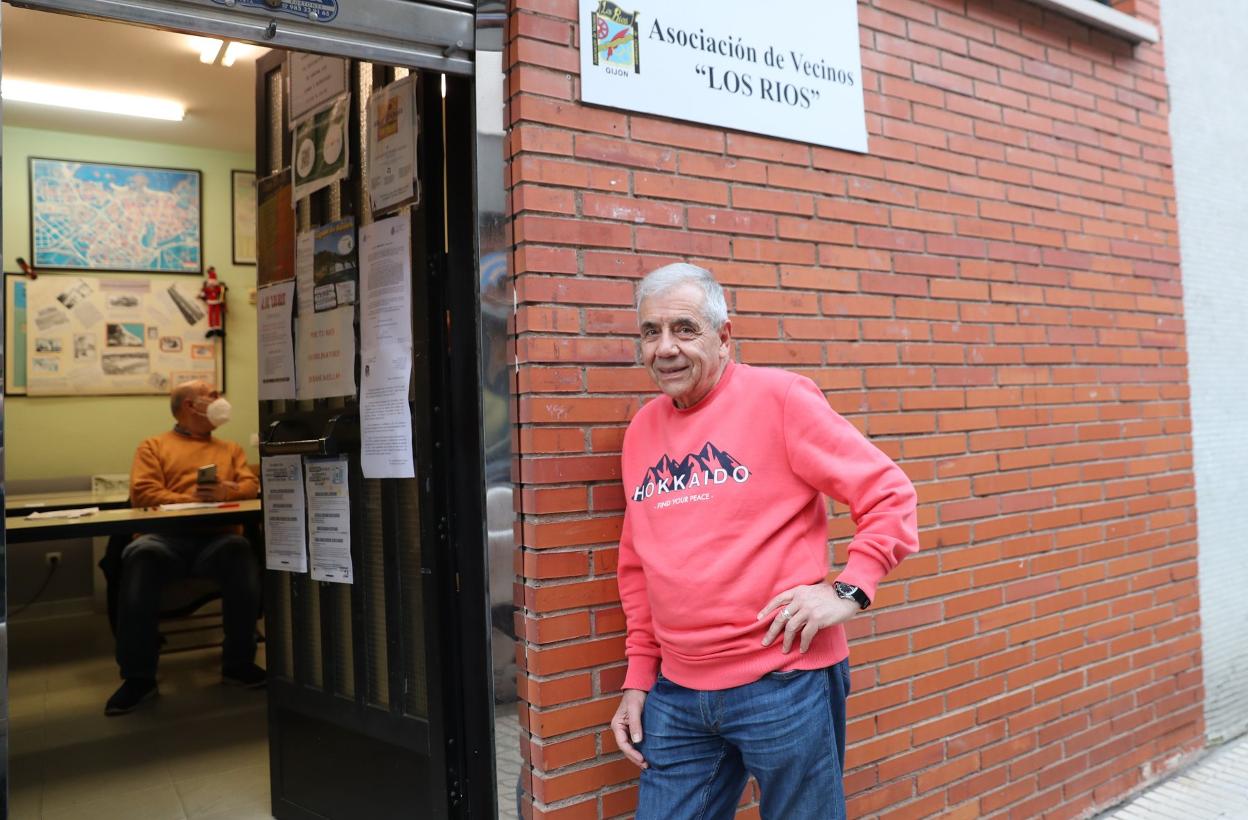 Alejandro Romero en la puerta del local de la asociación. 