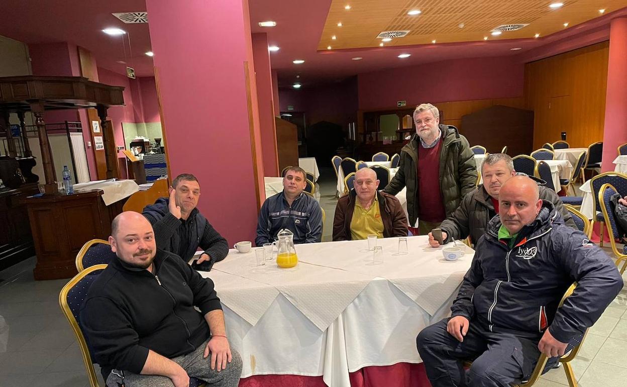 De pie, Pablo García-Vigón junto a los seis ucranianos y el empresario Iván Pravia (a su izquierda) en el restaurante del hotel.