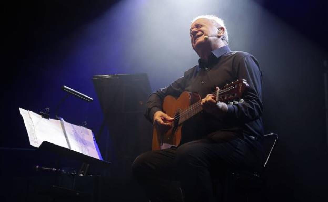 Víctor Manuel, en una actuación en Gijón.