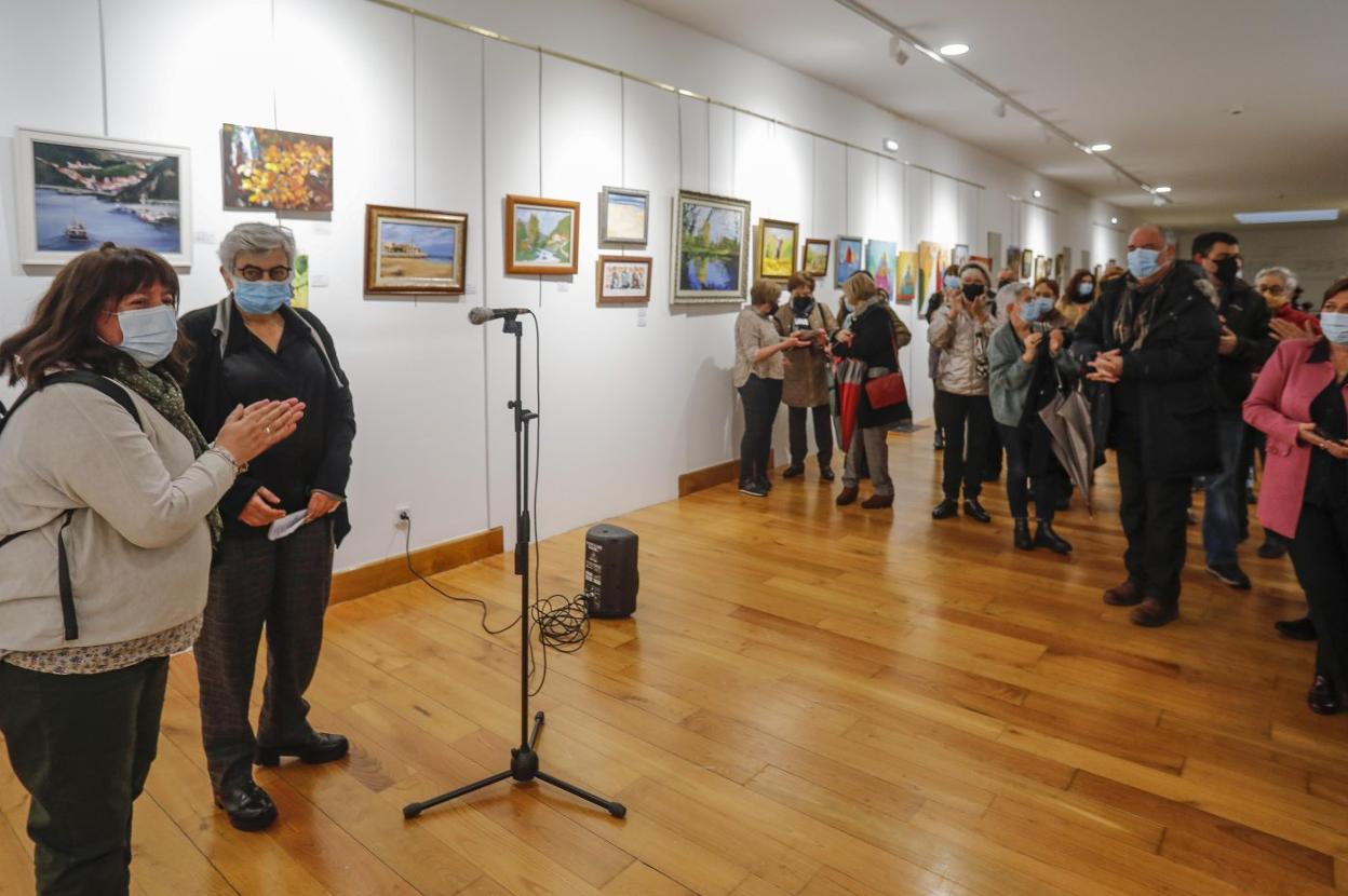 Ana González junto a Maite Marín en la inauguración de la muestra 'Trazos de mujer'. 