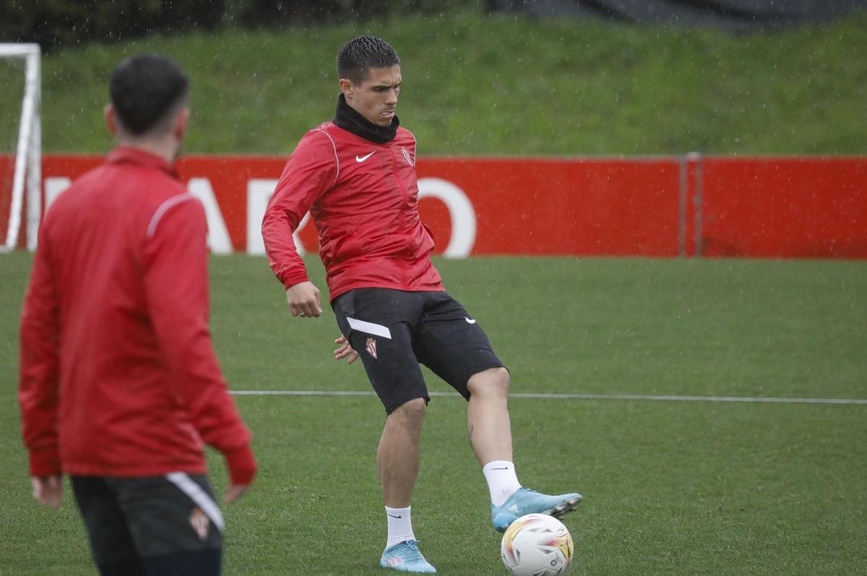 Djuka, durante el entrenamiento de ayer en el campo número 5 de Mareo, tocando un balón en el calentamiento. 