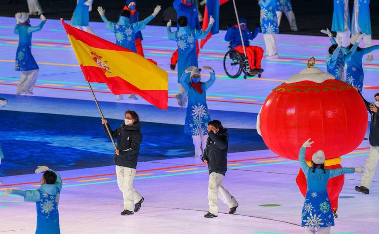 El 'rider' asturiano Víctor González, abanderado en la ceremonia de apertura. 