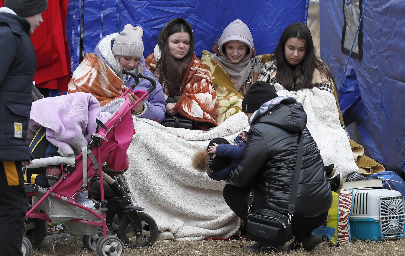 Más de 1,2 millones de ucranianos han atravesado ya las fronteras de su país para huir de la guerra, tras la invasión de Rusia, la mayoría hacia Polonia y Rumanía. Las agencias internacionales estiman que la cifra podría llegar a los cinco millones, en lo que ya se ha convertido en la mayor crisis de refugiados de este siglo.