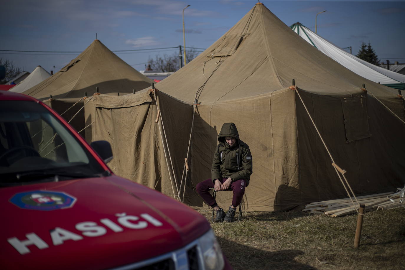 Más de 1,2 millones de ucranianos han atravesado ya las fronteras de su país para huir de la guerra, tras la invasión de Rusia, la mayoría hacia Polonia y Rumanía. Las agencias internacionales estiman que la cifra podría llegar a los cinco millones, en lo que ya se ha convertido en la mayor crisis de refugiados de este siglo.