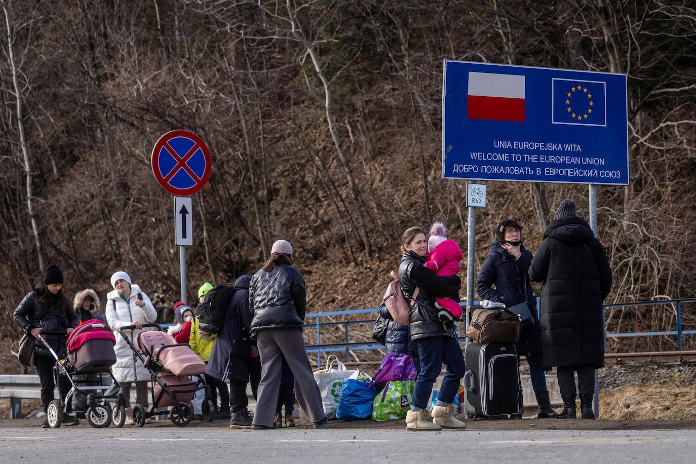 Más de 1,2 millones de ucranianos han atravesado ya las fronteras de su país para huir de la guerra, tras la invasión de Rusia, la mayoría hacia Polonia y Rumanía. Las agencias internacionales estiman que la cifra podría llegar a los cinco millones, en lo que ya se ha convertido en la mayor crisis de refugiados de este siglo.