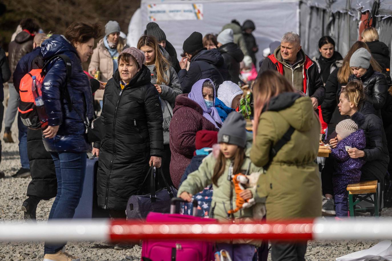 Más de 1,2 millones de ucranianos han atravesado ya las fronteras de su país para huir de la guerra, tras la invasión de Rusia, la mayoría hacia Polonia y Rumanía. Las agencias internacionales estiman que la cifra podría llegar a los cinco millones, en lo que ya se ha convertido en la mayor crisis de refugiados de este siglo.