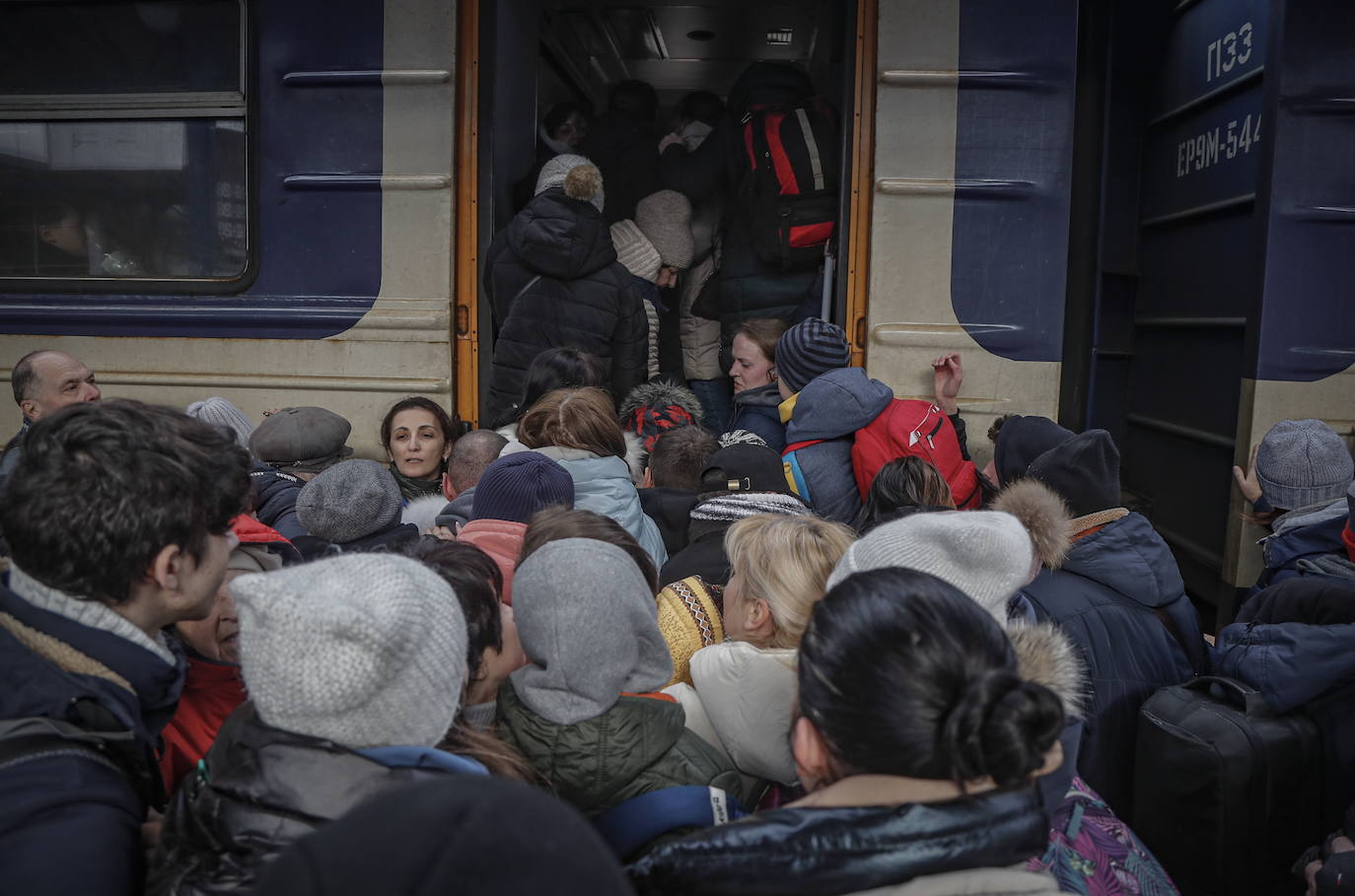 Más de 1,2 millones de ucranianos han atravesado ya las fronteras de su país para huir de la guerra, tras la invasión de Rusia, la mayoría hacia Polonia y Rumanía. Las agencias internacionales estiman que la cifra podría llegar a los cinco millones, en lo que ya se ha convertido en la mayor crisis de refugiados de este siglo.