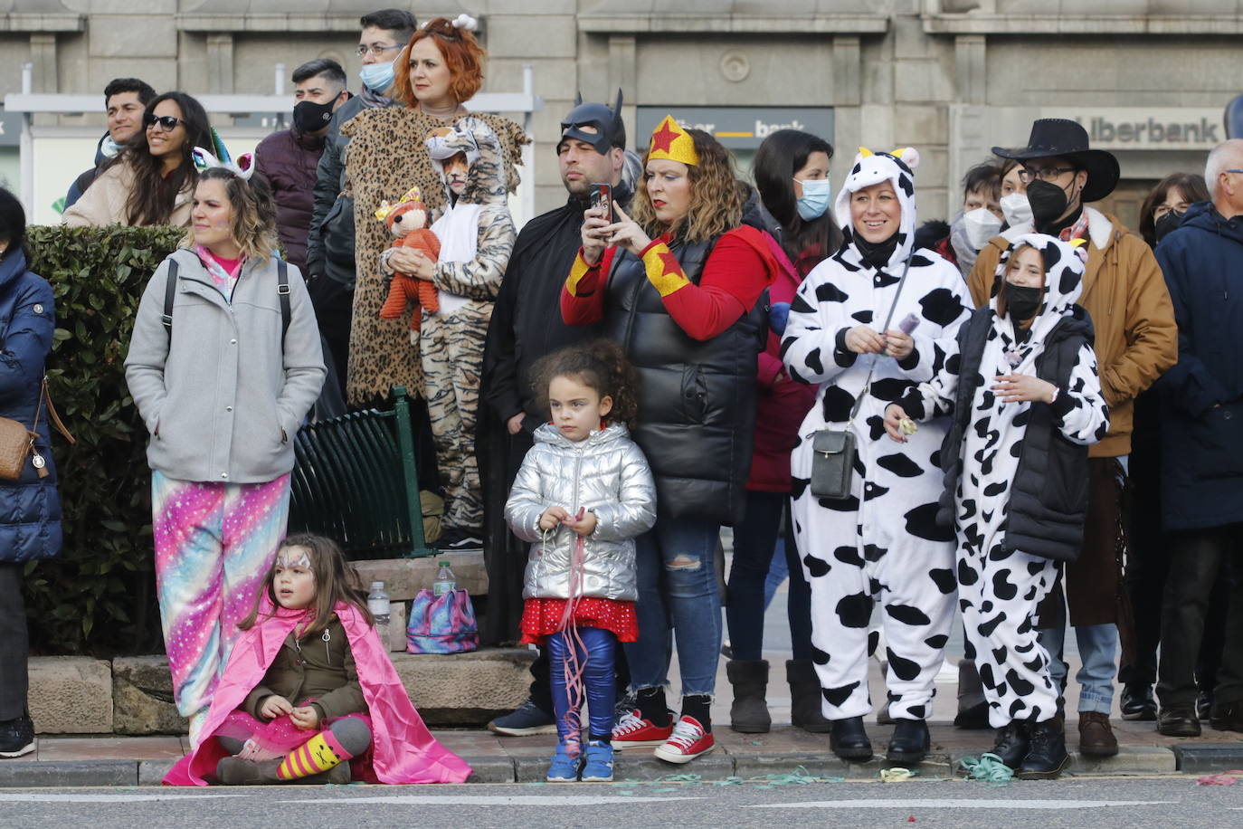 El Antroxu de Oviedo se ha vuelto a hacer de rogar pero, como todos los años, la espera ha merecido la pena. Las calles de la capital asturiana se han teñido de colores para recibir a superhéroes, villanos piratas, payasos, animales de todo tipo... un sinfín de originales disfraces que han hecho las delicias de pequeños y mayores que llevaban mucho tiempo esperando para celebrar un carnaval que la pandemia les arrebató 