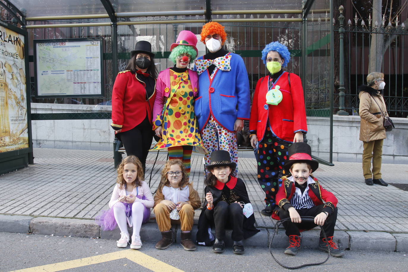 El Antroxu de Oviedo se ha vuelto a hacer de rogar pero, como todos los años, la espera ha merecido la pena. Las calles de la capital asturiana se han teñido de colores para recibir a superhéroes, villanos piratas, payasos, animales de todo tipo... un sinfín de originales disfraces que han hecho las delicias de pequeños y mayores que llevaban mucho tiempo esperando para celebrar un carnaval que la pandemia les arrebató 