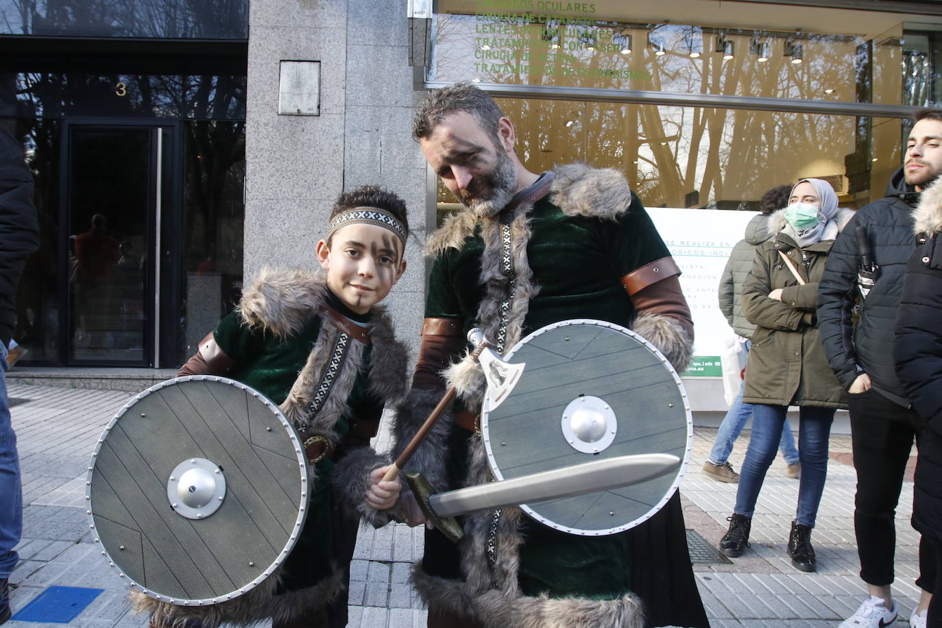 El Antroxu de Oviedo se ha vuelto a hacer de rogar pero, como todos los años, la espera ha merecido la pena. Las calles de la capital asturiana se han teñido de colores para recibir a superhéroes, villanos piratas, payasos, animales de todo tipo... un sinfín de originales disfraces que han hecho las delicias de pequeños y mayores que llevaban mucho tiempo esperando para celebrar un carnaval que la pandemia les arrebató 