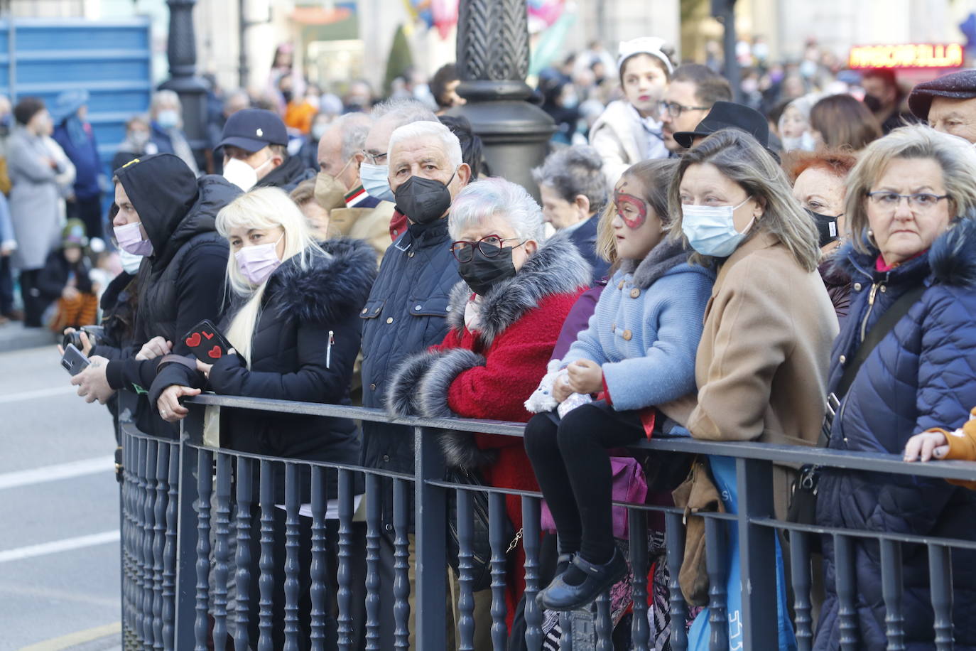 El Antroxu de Oviedo se ha vuelto a hacer de rogar pero, como todos los años, la espera ha merecido la pena. Las calles de la capital asturiana se han teñido de colores para recibir a superhéroes, villanos piratas, payasos, animales de todo tipo... un sinfín de originales disfraces que han hecho las delicias de pequeños y mayores que llevaban mucho tiempo esperando para celebrar un carnaval que la pandemia les arrebató 