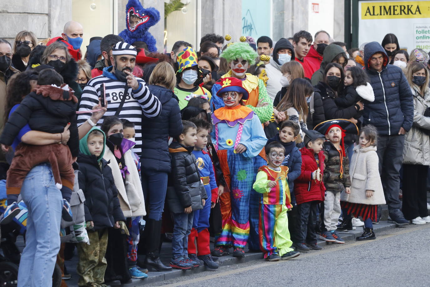 El Antroxu de Oviedo se ha vuelto a hacer de rogar pero, como todos los años, la espera ha merecido la pena. Las calles de la capital asturiana se han teñido de colores para recibir a superhéroes, villanos piratas, payasos, animales de todo tipo... un sinfín de originales disfraces que han hecho las delicias de pequeños y mayores que llevaban mucho tiempo esperando para celebrar un carnaval que la pandemia les arrebató 