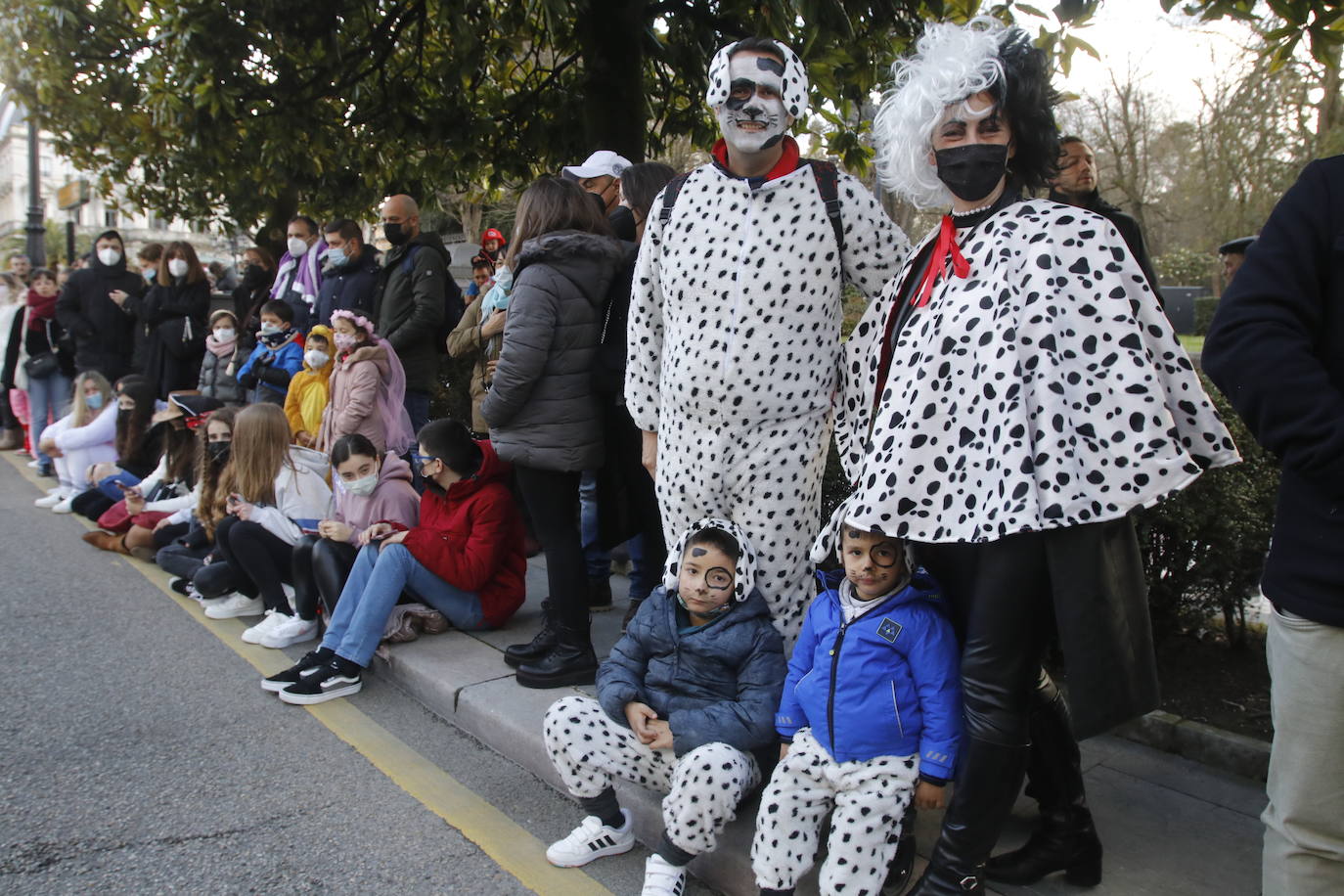 El Antroxu de Oviedo se ha vuelto a hacer de rogar pero, como todos los años, la espera ha merecido la pena. Las calles de la capital asturiana se han teñido de colores para recibir a superhéroes, villanos piratas, payasos, animales de todo tipo... un sinfín de originales disfraces que han hecho las delicias de pequeños y mayores que llevaban mucho tiempo esperando para celebrar un carnaval que la pandemia les arrebató 