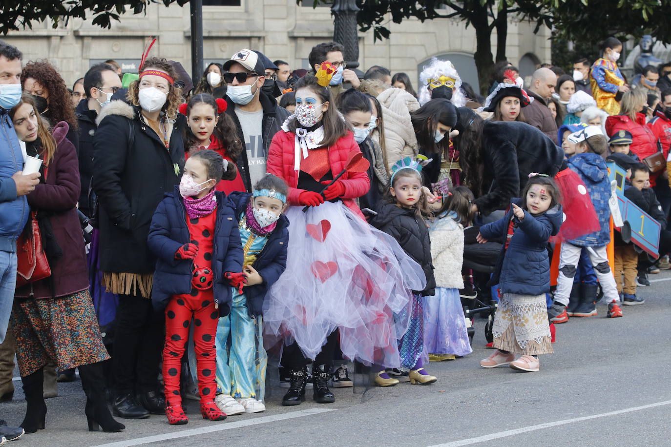 El Antroxu de Oviedo se ha vuelto a hacer de rogar pero, como todos los años, la espera ha merecido la pena. Las calles de la capital asturiana se han teñido de colores para recibir a superhéroes, villanos piratas, payasos, animales de todo tipo... un sinfín de originales disfraces que han hecho las delicias de pequeños y mayores que llevaban mucho tiempo esperando para celebrar un carnaval que la pandemia les arrebató 