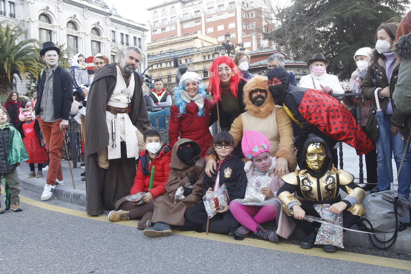 El Antroxu de Oviedo se ha vuelto a hacer de rogar pero, como todos los años, la espera ha merecido la pena. Las calles de la capital asturiana se han teñido de colores para recibir a superhéroes, villanos piratas, payasos, animales de todo tipo... un sinfín de originales disfraces que han hecho las delicias de pequeños y mayores que llevaban mucho tiempo esperando para celebrar un carnaval que la pandemia les arrebató 