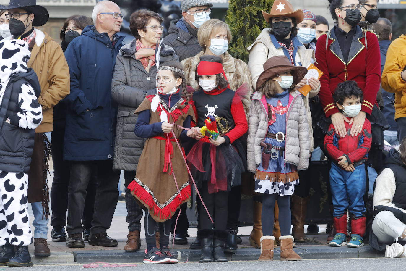 El Antroxu de Oviedo se ha vuelto a hacer de rogar pero, como todos los años, la espera ha merecido la pena. Las calles de la capital asturiana se han teñido de colores para recibir a superhéroes, villanos piratas, payasos, animales de todo tipo... un sinfín de originales disfraces que han hecho las delicias de pequeños y mayores que llevaban mucho tiempo esperando para celebrar un carnaval que la pandemia les arrebató 