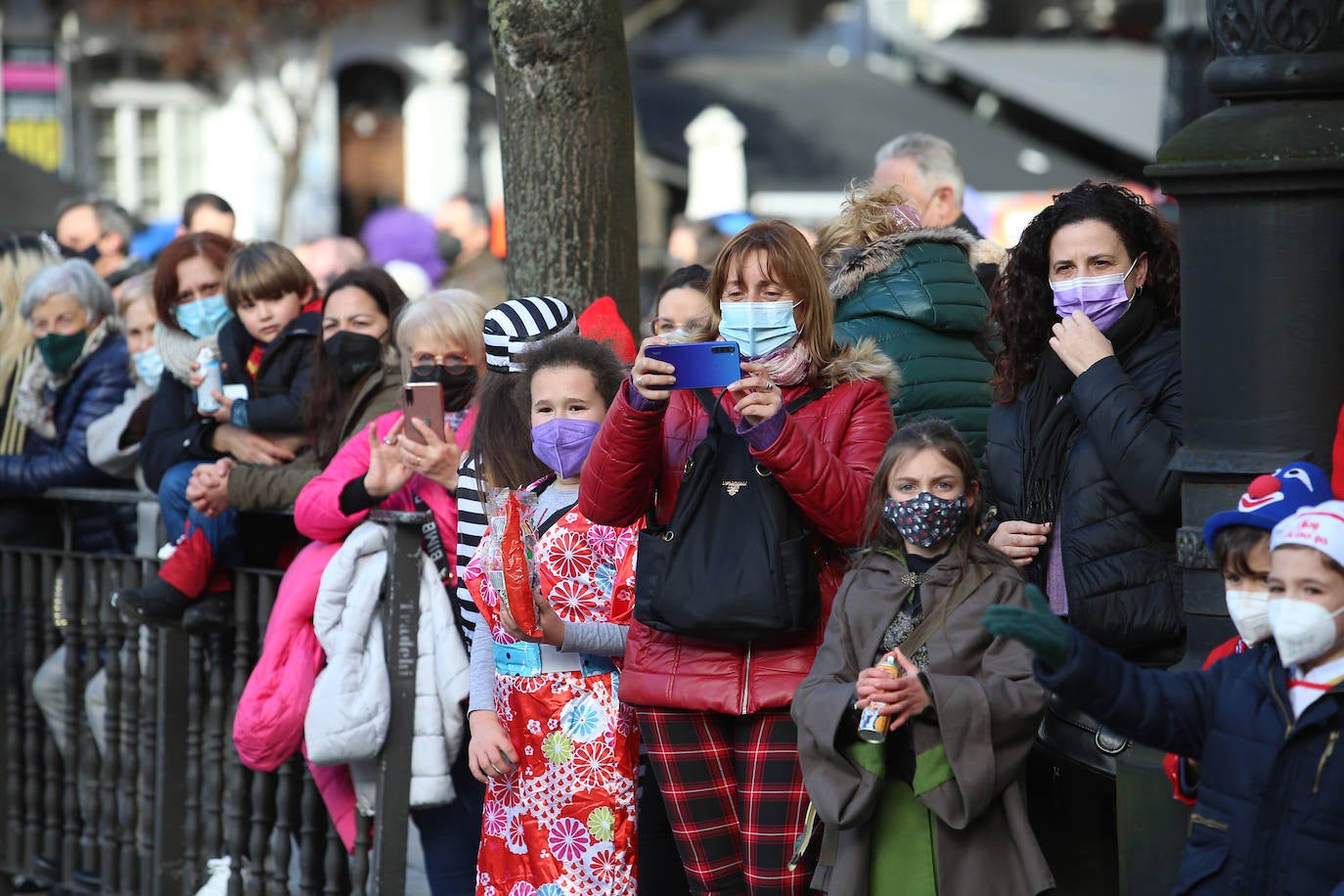 El Antroxu de Oviedo se ha vuelto a hacer de rogar pero, como todos los años, la espera ha merecido la pena. Las calles de la capital asturiana se han teñido de colores para recibir a superhéroes, villanos piratas, payasos, animales de todo tipo... un sinfín de originales disfraces que han hecho las delicias de pequeños y mayores que llevaban mucho tiempo esperando para celebrar un carnaval que la pandemia les arrebató 