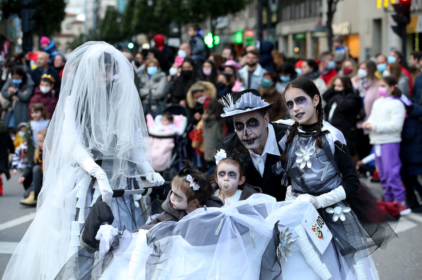 El Antroxu de Oviedo se ha vuelto a hacer de rogar pero, como todos los años, la espera ha merecido la pena. Las calles de la capital asturiana se han teñido de colores para recibir a superhéroes, villanos piratas, payasos, animales de todo tipo... un sinfín de originales disfraces que han hecho las delicias de pequeños y mayores que llevaban mucho tiempo esperando para celebrar un carnaval que la pandemia les arrebató 