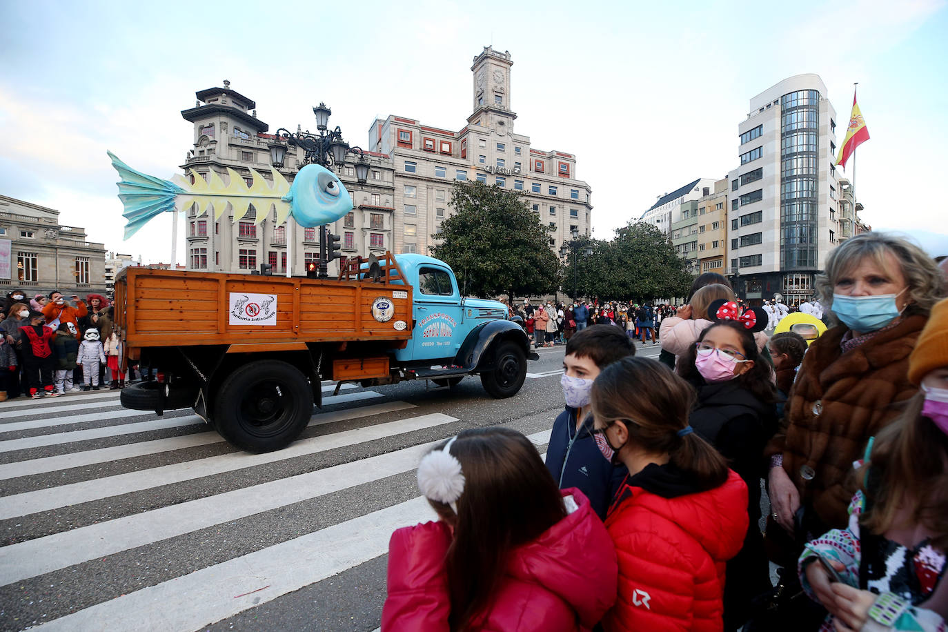 El Antroxu de Oviedo se ha vuelto a hacer de rogar pero, como todos los años, la espera ha merecido la pena. Las calles de la capital asturiana se han teñido de colores para recibir a superhéroes, villanos piratas, payasos, animales de todo tipo... un sinfín de originales disfraces que han hecho las delicias de pequeños y mayores que llevaban mucho tiempo esperando para celebrar un carnaval que la pandemia les arrebató 