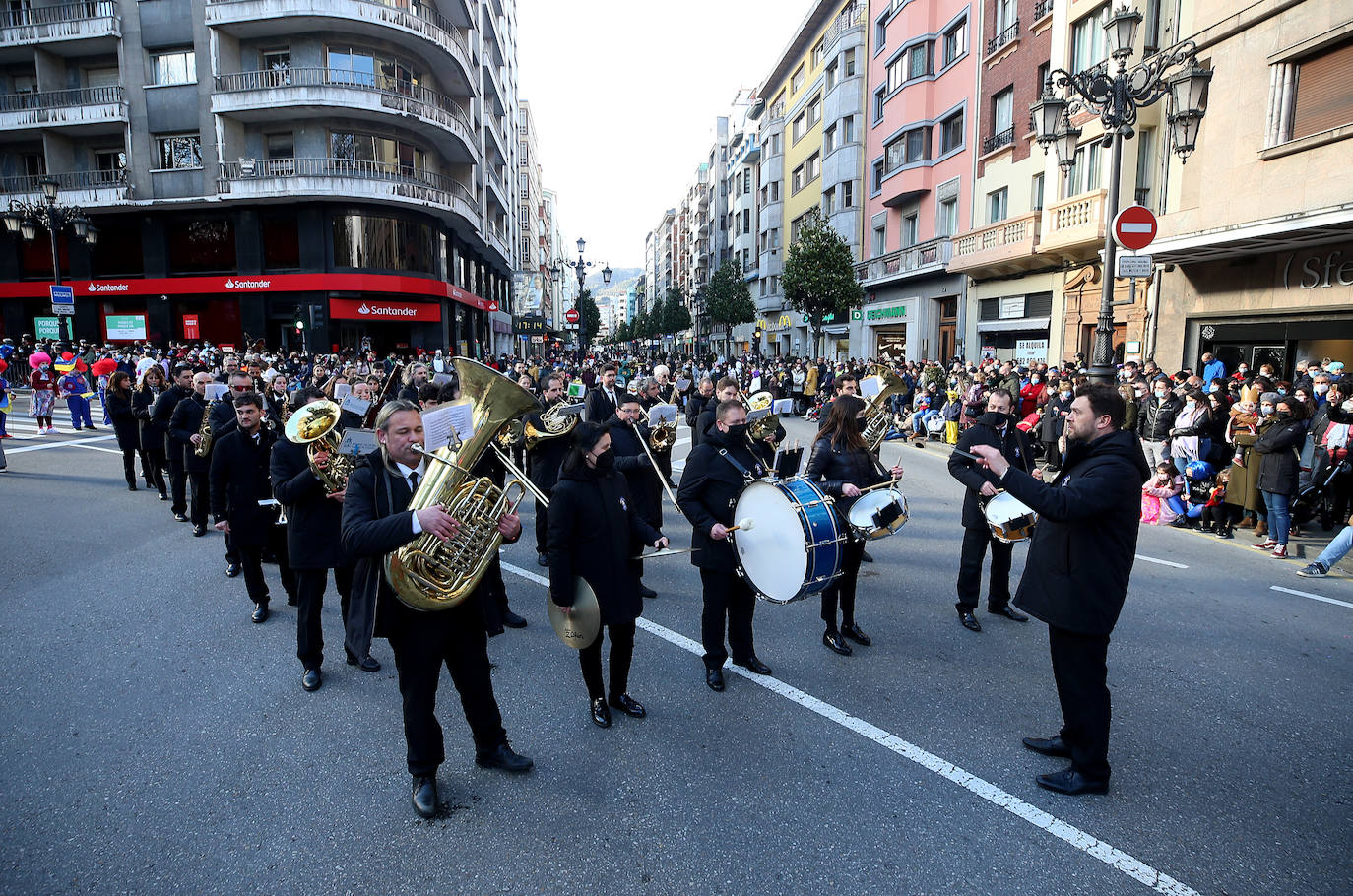 El Antroxu de Oviedo se ha vuelto a hacer de rogar pero, como todos los años, la espera ha merecido la pena. Las calles de la capital asturiana se han teñido de colores para recibir a superhéroes, villanos piratas, payasos, animales de todo tipo... un sinfín de originales disfraces que han hecho las delicias de pequeños y mayores que llevaban mucho tiempo esperando para celebrar un carnaval que la pandemia les arrebató 