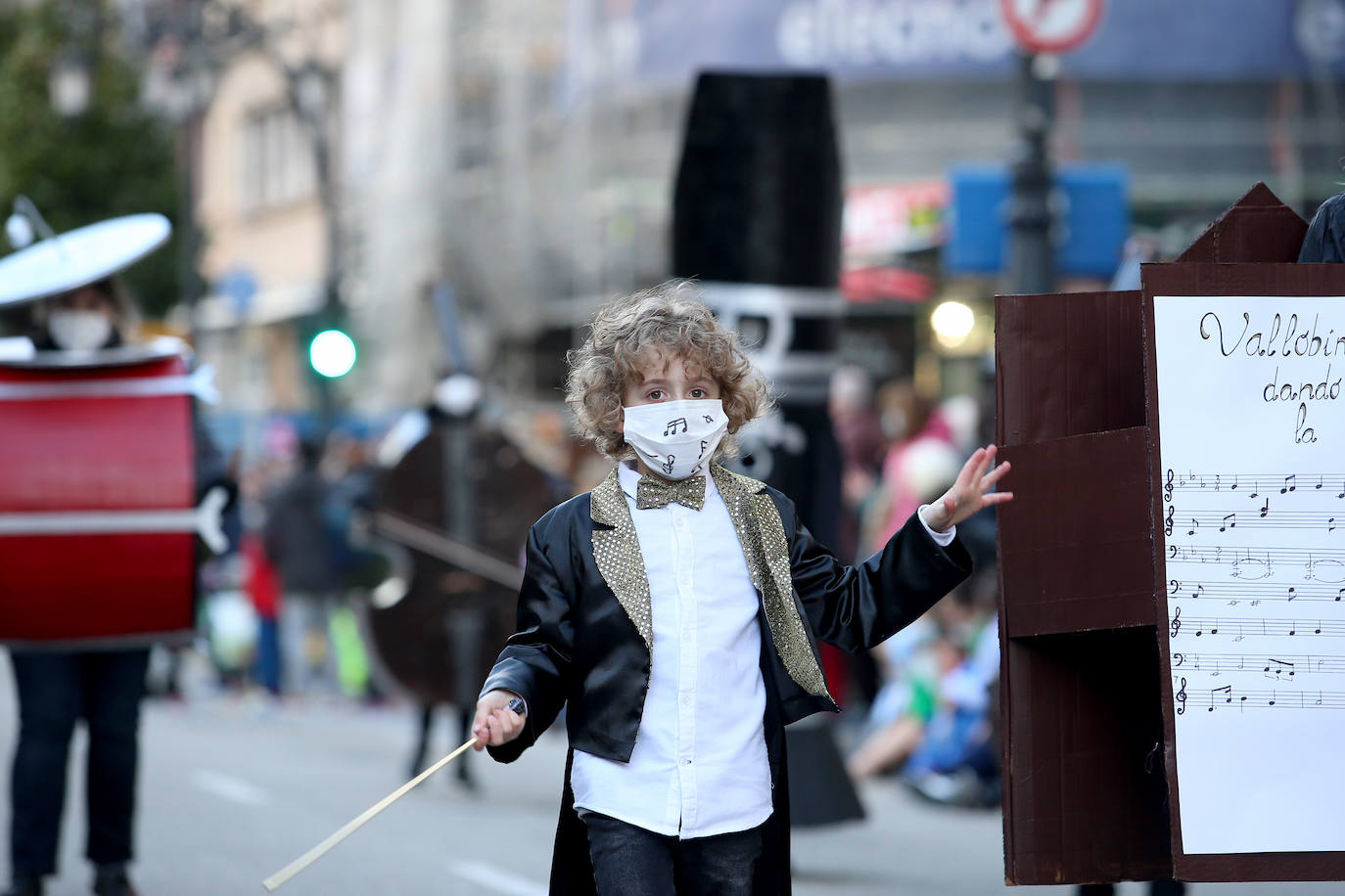 El Antroxu de Oviedo se ha vuelto a hacer de rogar pero, como todos los años, la espera ha merecido la pena. Las calles de la capital asturiana se han teñido de colores para recibir a superhéroes, villanos piratas, payasos, animales de todo tipo... un sinfín de originales disfraces que han hecho las delicias de pequeños y mayores que llevaban mucho tiempo esperando para celebrar un carnaval que la pandemia les arrebató 