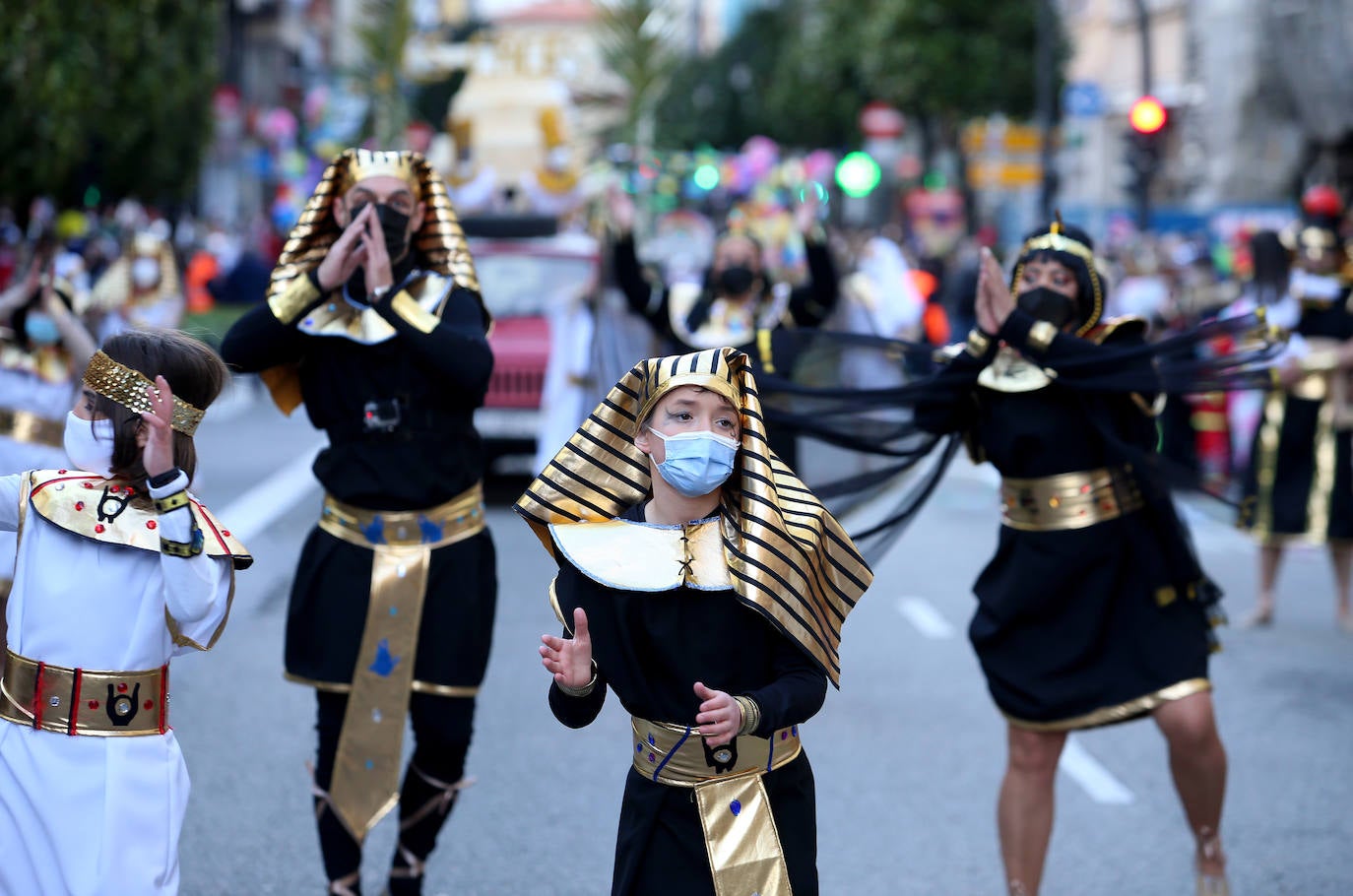 El Antroxu de Oviedo se ha vuelto a hacer de rogar pero, como todos los años, la espera ha merecido la pena. Las calles de la capital asturiana se han teñido de colores para recibir a superhéroes, villanos piratas, payasos, animales de todo tipo... un sinfín de originales disfraces que han hecho las delicias de pequeños y mayores que llevaban mucho tiempo esperando para celebrar un carnaval que la pandemia les arrebató 